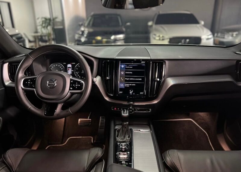 VOLVO XC60 T5 R-DESIGN 2021 - Image 17