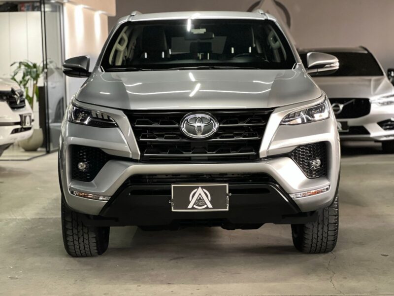 TOYOTA FORTUNER SR 2.4 MODELO 2022 - Image 2