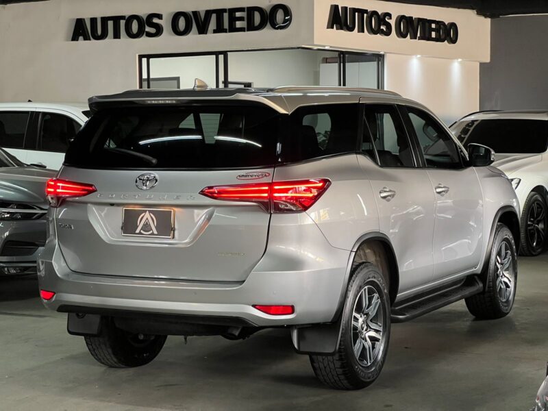 TOYOTA FORTUNER SR 2.4 MODELO 2022 - Image 4
