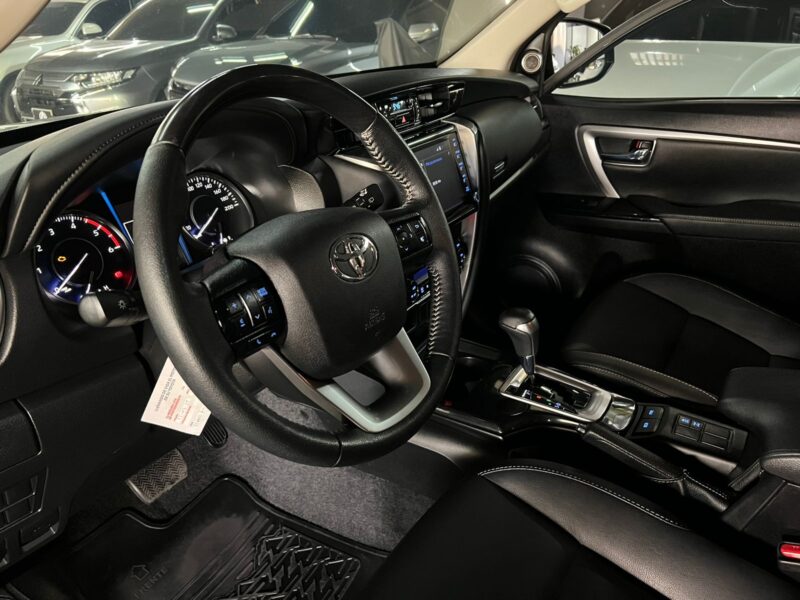 TOYOTA FORTUNER SR 2.4 MODELO 2022 - Image 12