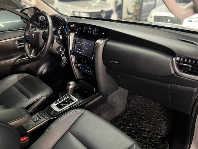 TOYOTA FORTUNER SR 2.4 MODELO 2022 - Image 15
