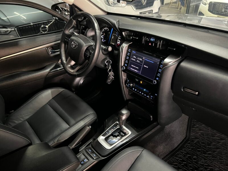 TOYOTA FORTUNER SR 2.4 MODELO 2022 - Image 16