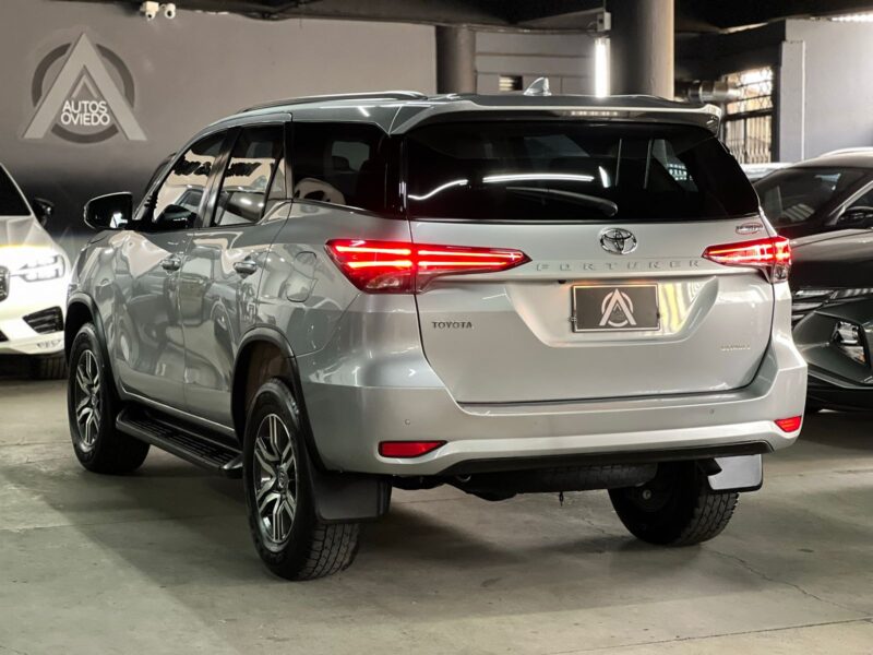 TOYOTA FORTUNER SR 2.4 MODELO 2022 - Image 6