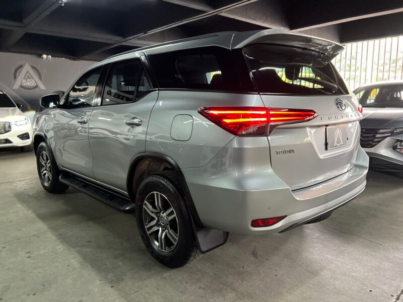 TOYOTA FORTUNER SR 2.4 MODELO 2022 - Image 9