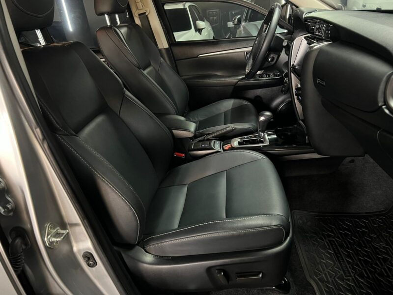 TOYOTA FORTUNER SR 2.4 MODELO 2022 - Image 14
