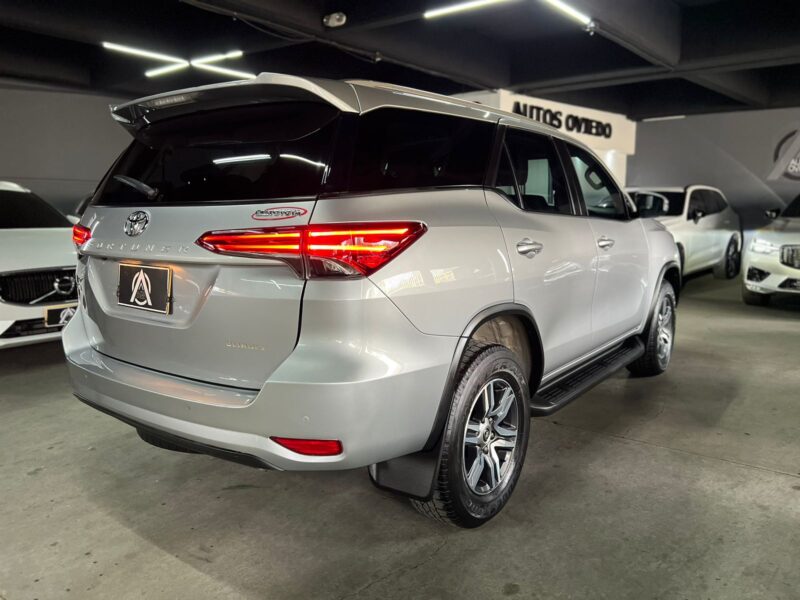 TOYOTA FORTUNER SR 2.4 MODELO 2022 - Image 10