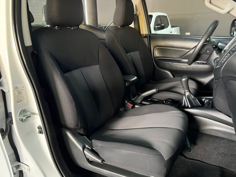 MITSUBISHI L200 GLX 2023 MECÁNICA 4X4 DIÉSEL - Image 12