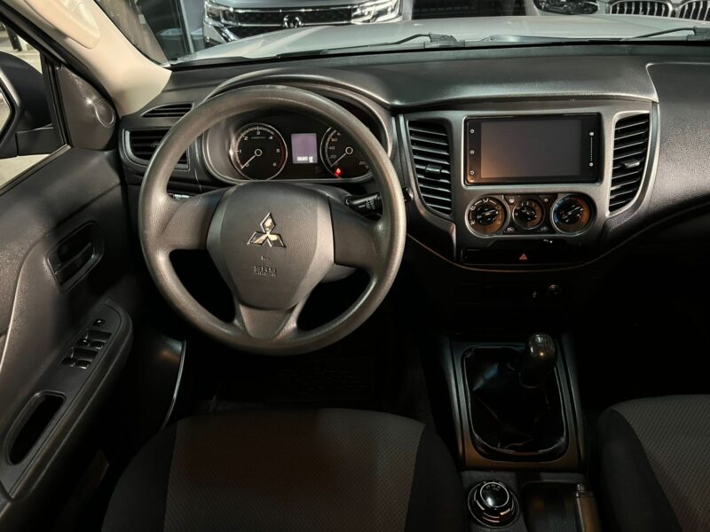 MITSUBISHI L200 GLX 2023 MECÁNICA 4X4 DIÉSEL - Image 10