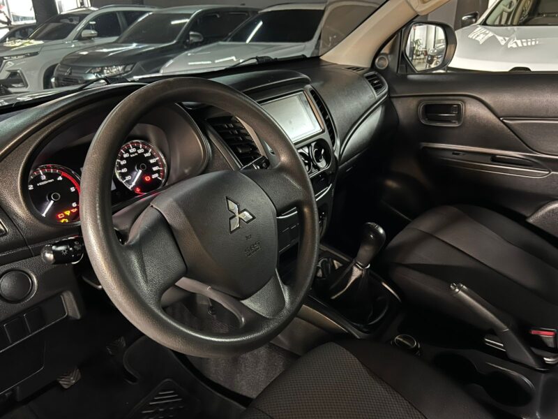 MITSUBISHI L200 GLX 2023 MECÁNICA 4X4 DIÉSEL - Image 6
