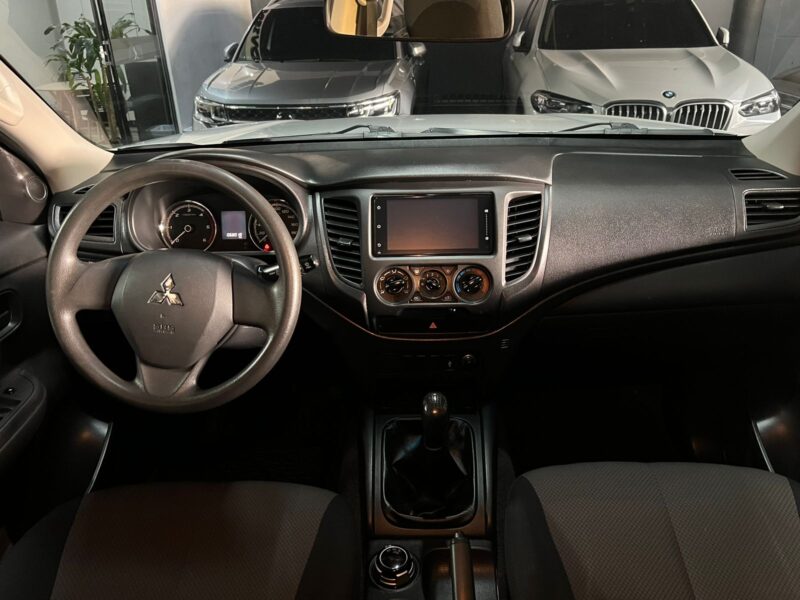 MITSUBISHI L200 GLX 2023 MECÁNICA 4X4 DIÉSEL - Image 9